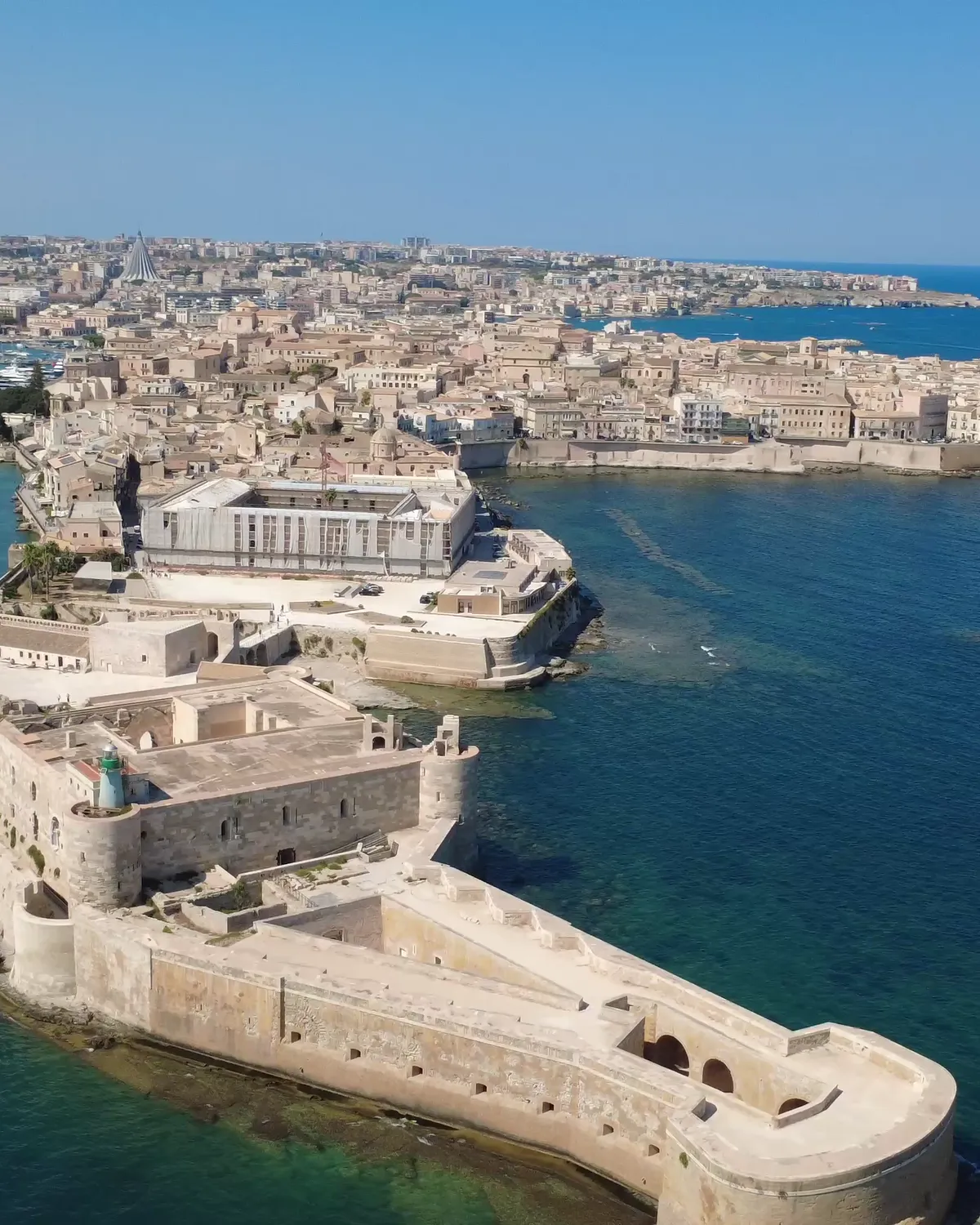 Ortigia vista dal drone: il Castello Maniace, il Duomo, la Fontana di Diana e il porto